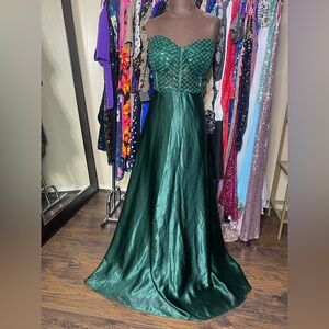 175 Elegant Green Strapless Evening Gown